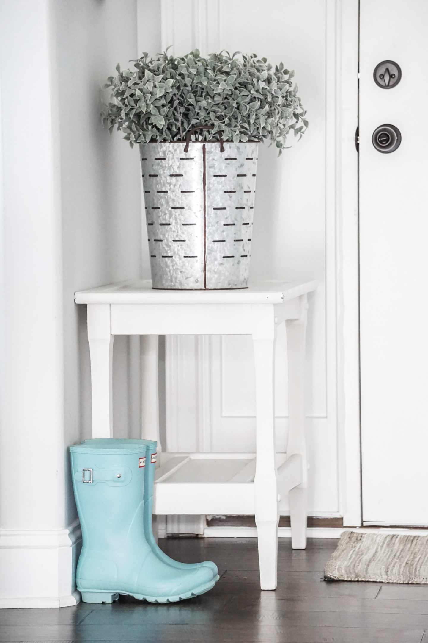 aqua, crock decor, ebay finds, farmhouse decor, how to, how to blog, how to clean hunter boots, how to clean wellingtons, hunter boots, hunter short boots, kate schwanke, kateschwanke, pale mint, porch decor, rain boots, rubber boots, tiffany blue hunter boots, transformation, vintage crock, wellies, wellington boots