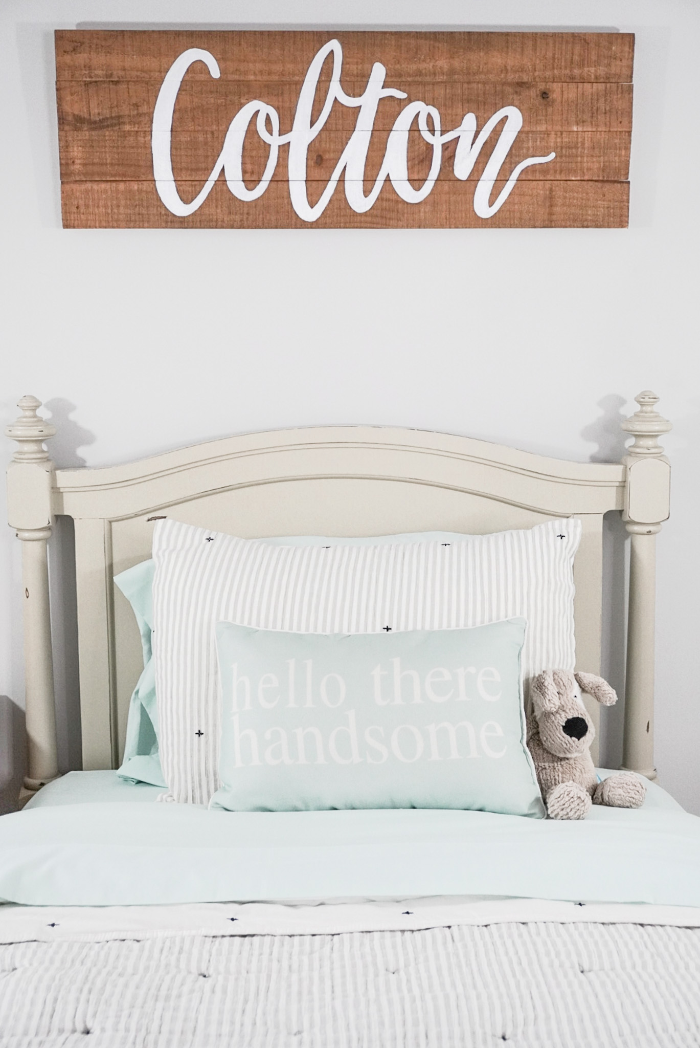 How To Chalk Paint an Old Bed to Make It Look New! - kateschwanke