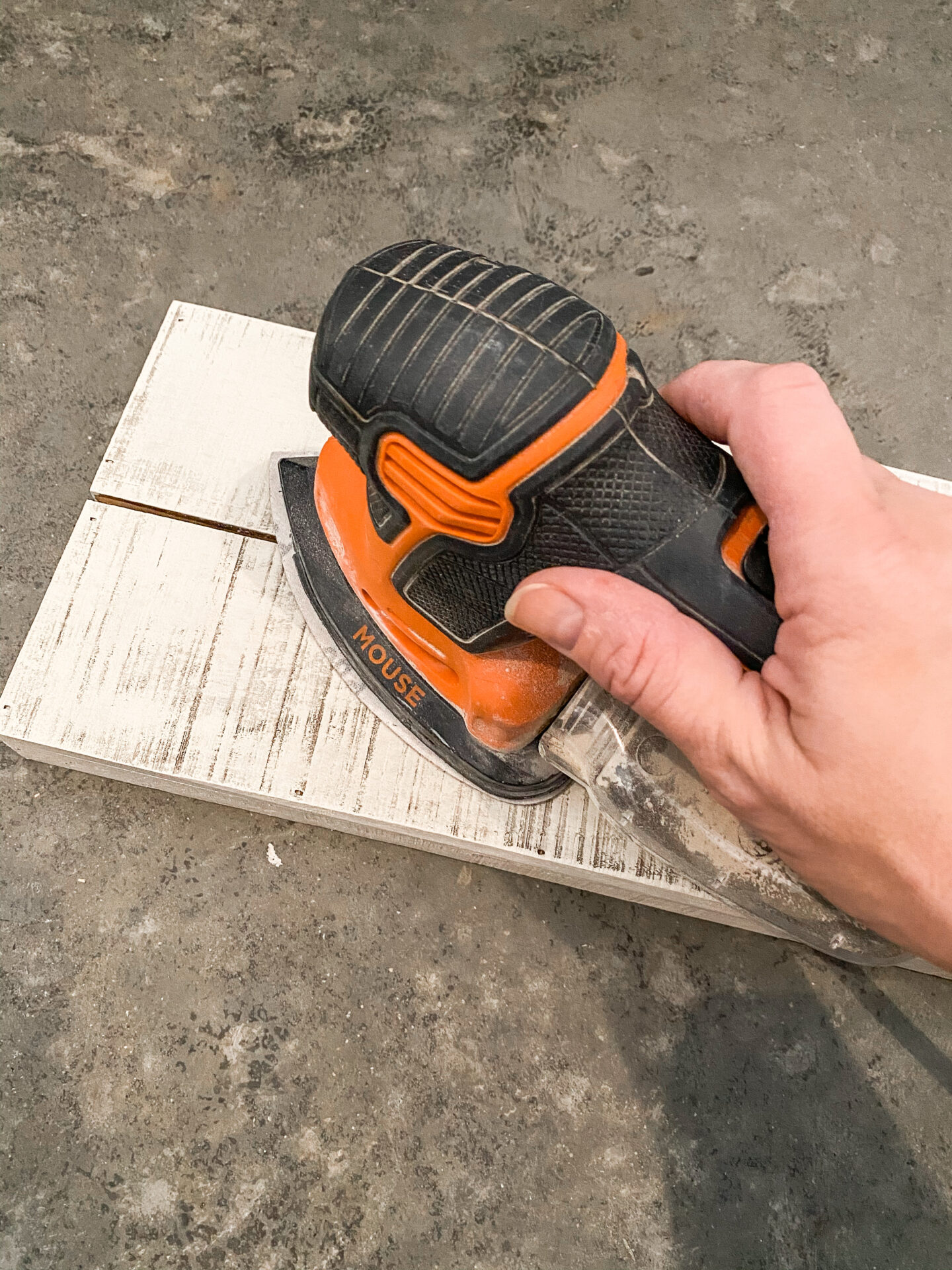 how to use a mouse sander.
