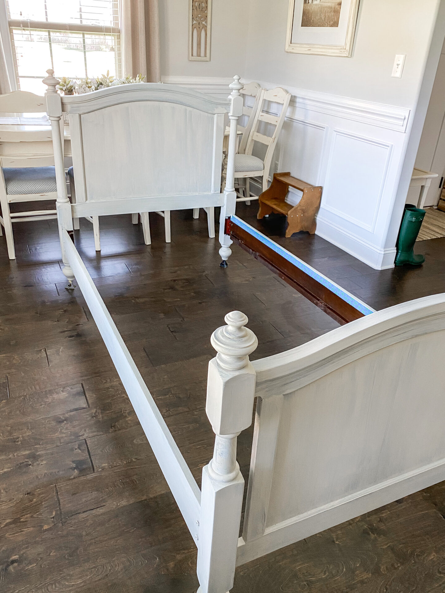 How To Chalk Paint an Old Bed to Make It Look New! - kateschwanke